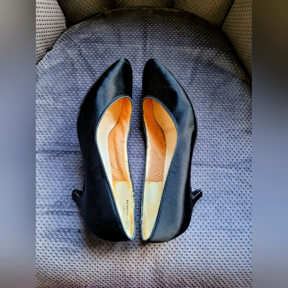 EUC Circa 1950's Vintage Midnight Navy Satiny Silk Pumps